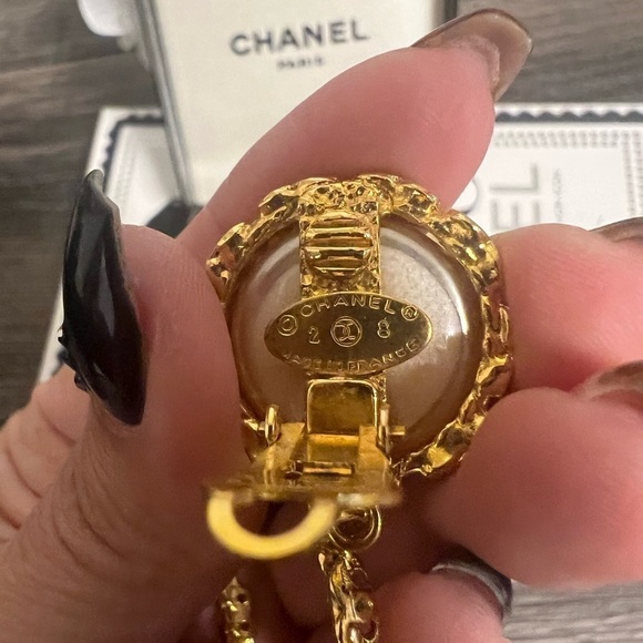 BEAUTIFUL Chanel Vintage XL Gold Pearl Hoop Clip On Earrings - Picture 11 of 13